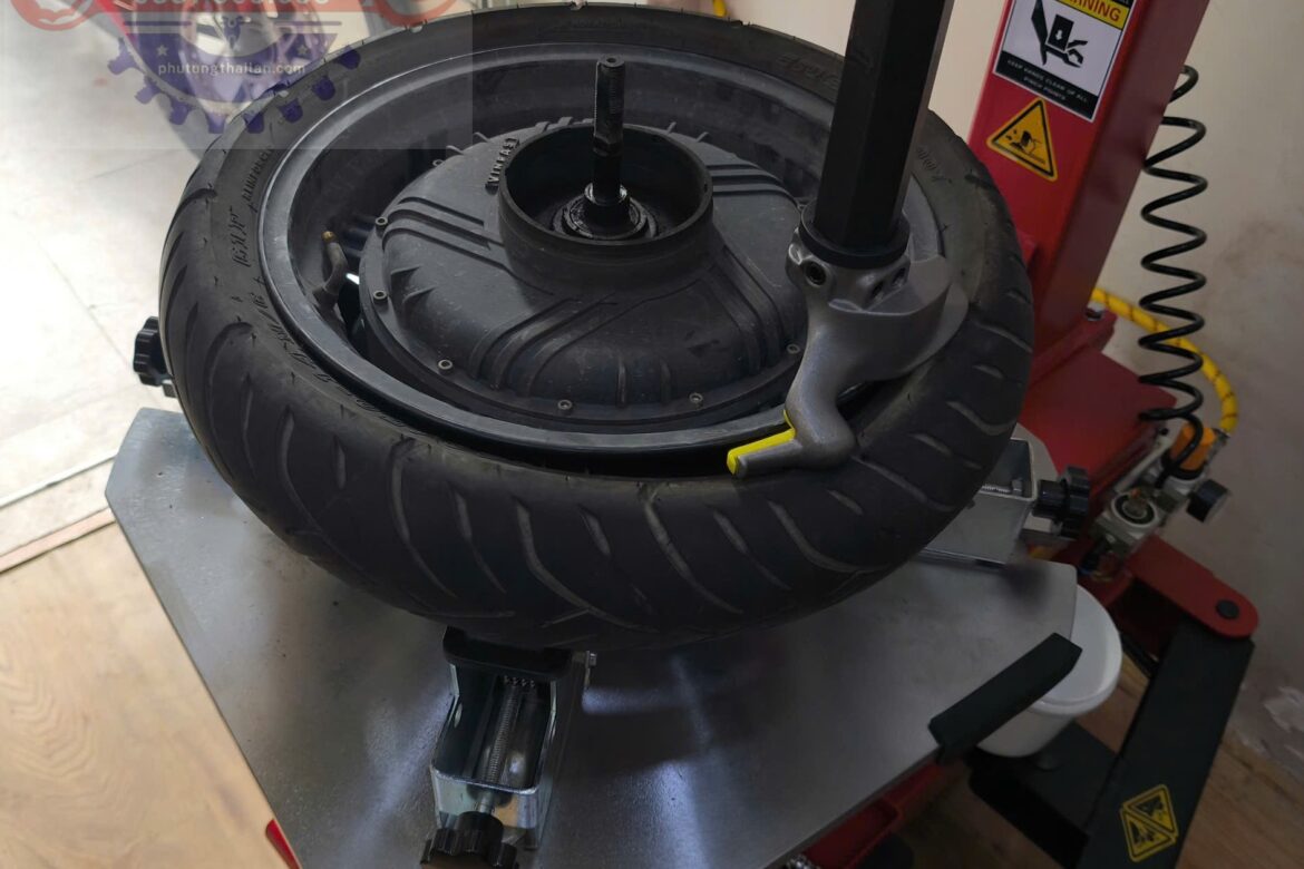 Vá lốp không ruột đúng cách và sử dụng phụ tùng chất lượng sẽ không chỉ giúp bạn tiết kiệm chi phí mà còn đảm bảo an toàn cho bản thân...