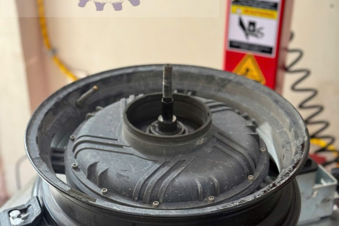 Vá Vỏ xe đạp điện ở đâu ? Vá vỏ sau xe máy điện hiện đang trở thành vấn đề được nhiều người sử dụng xe điện quan tâm nhất hiện nay