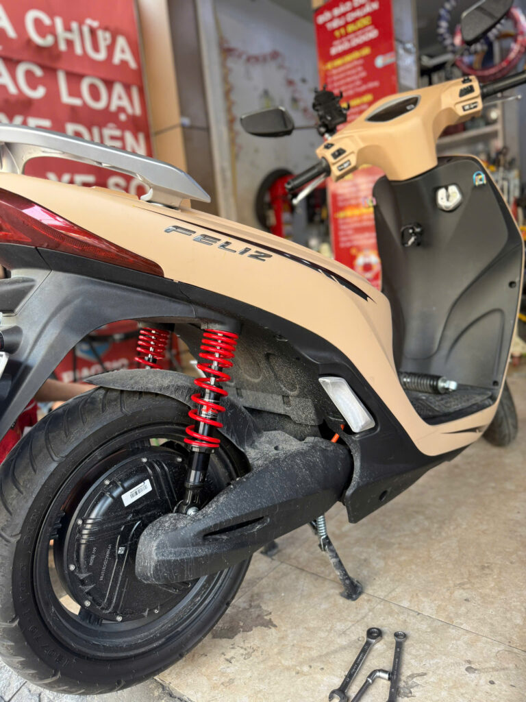 PHUỘC SAU VINFAST FELIZ 2025 MÀU ĐỎ – ĐI ÊM, XE ĐẦM