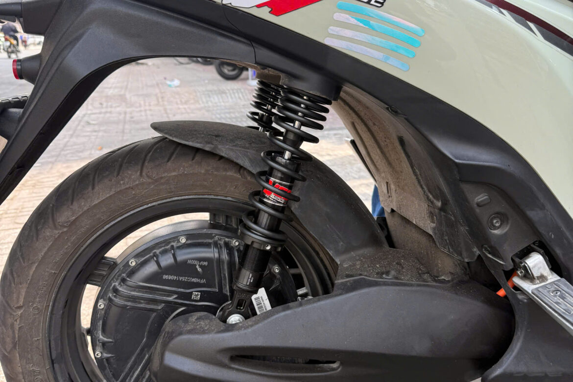 Phuộc YSS cho VinFast Feliz giúp xe êm hơn, giảm xóc tốt, chạy đầm và ổn định hơn khi chở nặng hoặc đi đường xấu. Thiết kế lò xo đỏ thể thao, chính hãng Thái Lan.